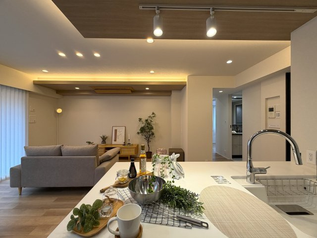 ココはホテルですか！？そう思わせる外観→ロビー→室内と目を奪われる仕様は開いた口が塞がらない。とにかくレベルも高く角部屋特有の恩恵も受けられる『クレストフォルム横浜片倉町』リノベーションの居間・リビング|ゆったりとしたリビングです