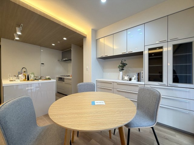 ココはホテルですか！？そう思わせる外観→ロビー→室内と目を奪われる仕様は開いた口が塞がらない。とにかくレベルも高く角部屋特有の恩恵も受けられる『クレストフォルム横浜片倉町』リノベーションの居間・リビング|こちらのリビングで趣味の時間をお楽しみください
