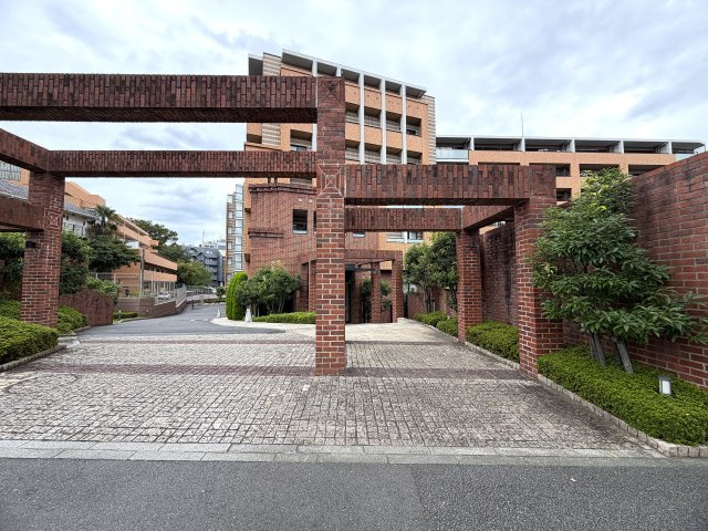 ココはホテルですか！？そう思わせる外観→ロビー→室内と目を奪われる仕様は開いた口が塞がらない。とにかくレベルも高く角部屋特有の恩恵も受けられる『クレストフォルム横浜片倉町』リノベーションの外観|物件の外観です