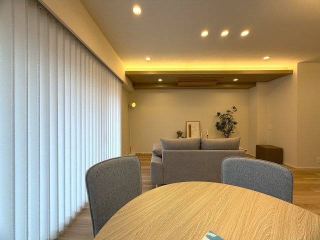 ココはホテルですか！？そう思わせる外観→ロビー→室内と目を奪われる仕様は開いた口が塞がらない。とにかくレベルも高く角部屋特有の恩恵も受けられる『クレストフォルム横浜片倉町』リノベーションの居間・リビング|居間です