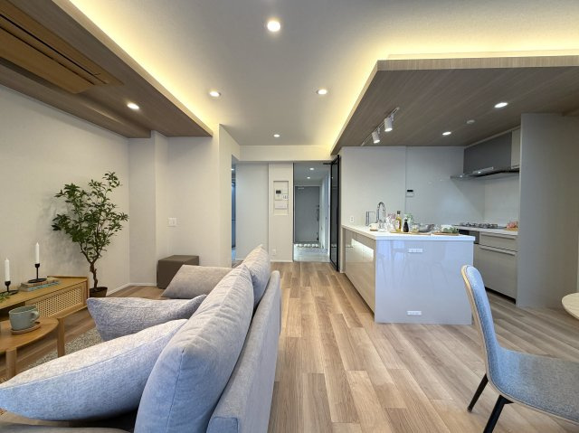 ココはホテルですか！？そう思わせる外観→ロビー→室内と目を奪われる仕様は開いた口が塞がらない。とにかくレベルも高く角部屋特有の恩恵も受けられる『クレストフォルム横浜片倉町』リノベーションの居間・リビング|ゆったりとしたリビングです