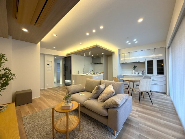 ココはホテルですか！？そう思わせる外観→ロビー→室内と目を奪われる仕様は開いた口が塞がらない。とにかくレベルも高く角部屋特有の恩恵も受けられる『クレストフォルム横浜片倉町』リノベーションの居間・リビング|リビングです
