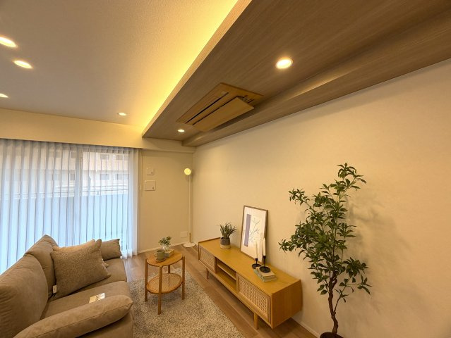 ココはホテルですか！？そう思わせる外観→ロビー→室内と目を奪われる仕様は開いた口が塞がらない。とにかくレベルも高く角部屋特有の恩恵も受けられる『クレストフォルム横浜片倉町』リノベーションの居間・リビング|おしゃれな居間です