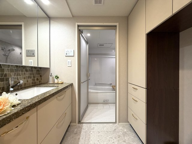 ココはホテルですか！？そう思わせる外観→ロビー→室内と目を奪われる仕様は開いた口が塞がらない。とにかくレベルも高く角部屋特有の恩恵も受けられる『クレストフォルム横浜片倉町』リノベーションの脱衣所