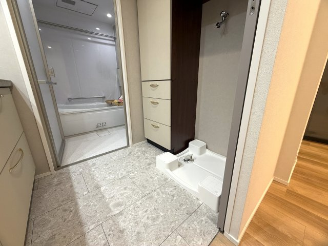 ココはホテルですか！？そう思わせる外観→ロビー→室内と目を奪われる仕様は開いた口が塞がらない。とにかくレベルも高く角部屋特有の恩恵も受けられる『クレストフォルム横浜片倉町』リノベーションのランドリースペース