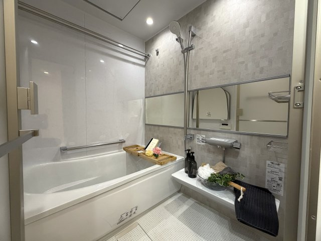ココはホテルですか！？そう思わせる外観→ロビー→室内と目を奪われる仕様は開いた口が塞がらない。とにかくレベルも高く角部屋特有の恩恵も受けられる『クレストフォルム横浜片倉町』リノベーションの浴室|日々の暮らしに欠かせないお風呂です