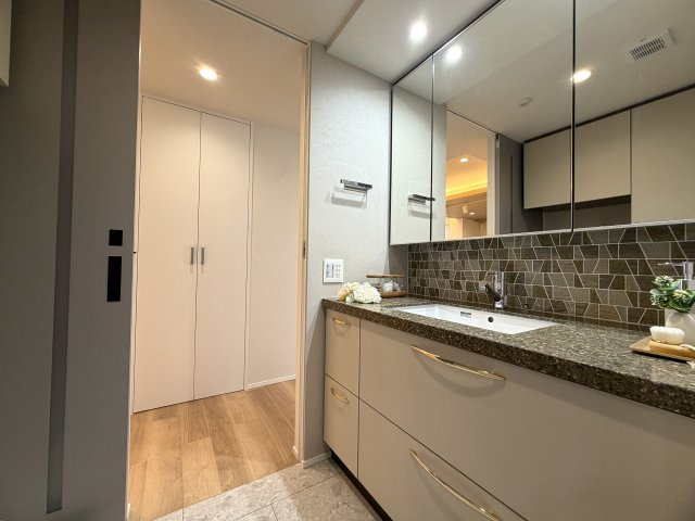 ココはホテルですか！？そう思わせる外観→ロビー→室内と目を奪われる仕様は開いた口が塞がらない。とにかくレベルも高く角部屋特有の恩恵も受けられる『クレストフォルム横浜片倉町』リノベーションの独立洗面台|使いやすい独立洗面台です
