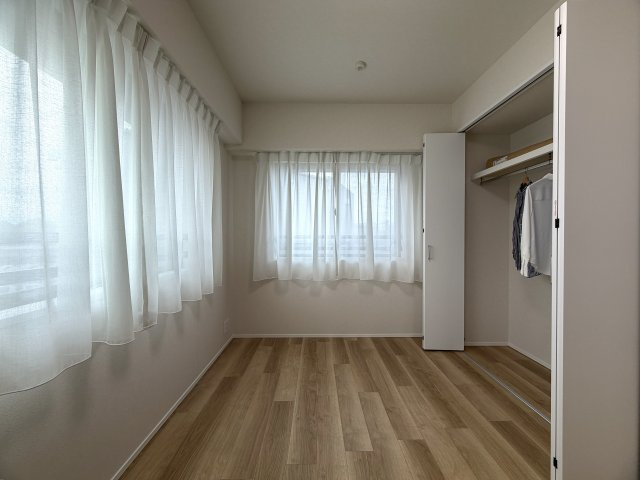 ココはホテルですか！？そう思わせる外観→ロビー→室内と目を奪われる仕様は開いた口が塞がらない。とにかくレベルも高く角部屋特有の恩恵も受けられる『クレストフォルム横浜片倉町』リノベーションの洋室|個人の部屋や寝室として使える洋室です