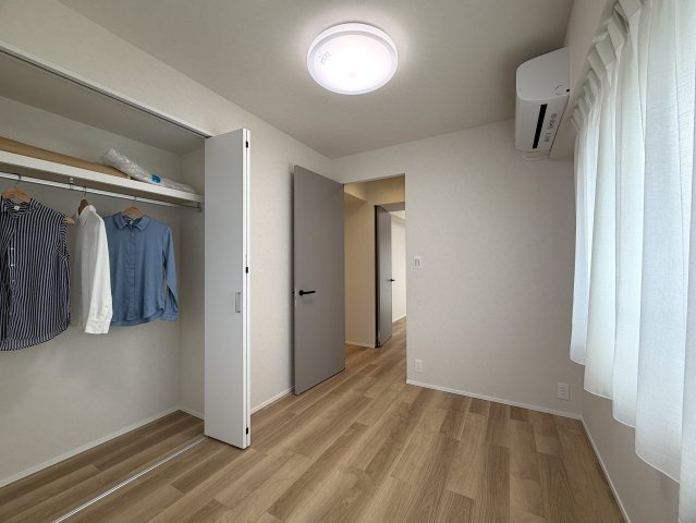 ココはホテルですか！？そう思わせる外観→ロビー→室内と目を奪われる仕様は開いた口が塞がらない。とにかくレベルも高く角部屋特有の恩恵も受けられる『クレストフォルム横浜片倉町』リノベーションの洋室|洋室です