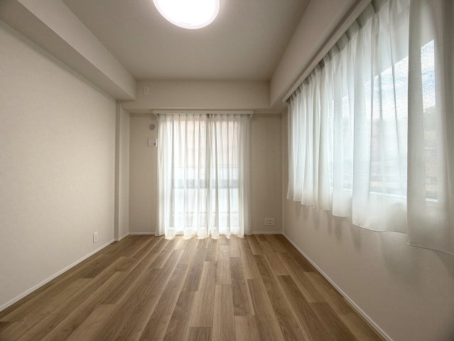 ココはホテルですか！？そう思わせる外観→ロビー→室内と目を奪われる仕様は開いた口が塞がらない。とにかくレベルも高く角部屋特有の恩恵も受けられる『クレストフォルム横浜片倉町』リノベーションの洋室|ゆったりした洋室です