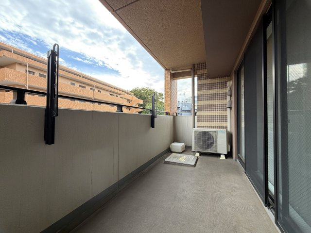 ココはホテルですか！？そう思わせる外観→ロビー→室内と目を奪われる仕様は開いた口が塞がらない。とにかくレベルも高く角部屋特有の恩恵も受けられる『クレストフォルム横浜片倉町』リノベーションのバルコニー|バルコニーからの眺めを楽しみながら食事をしませんか