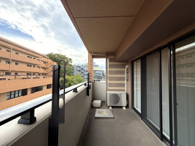 ココはホテルですか！？そう思わせる外観→ロビー→室内と目を奪われる仕様は開いた口が塞がらない。とにかくレベルも高く角部屋特有の恩恵も受けられる『クレストフォルム横浜片倉町』リノベーションのバルコニー|外からの目が気にならないバルコニーで洗濯物が干せます