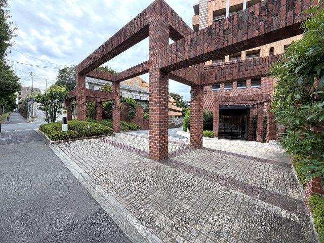 ココはホテルですか！？そう思わせる外観→ロビー→室内と目を奪われる仕様は開いた口が塞がらない。とにかくレベルも高く角部屋特有の恩恵も受けられる『クレストフォルム横浜片倉町』リノベーションの外観|建物外観を気になさる方へ、見た目の良い物件です