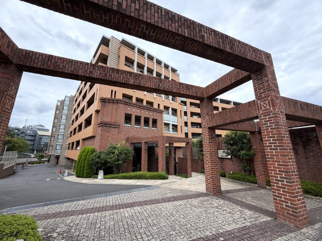 ココはホテルですか！？そう思わせる外観→ロビー→室内と目を奪われる仕様は開いた口が塞がらない。とにかくレベルも高く角部屋特有の恩恵も受けられる『クレストフォルム横浜片倉町』リノベーションの外観|外観も気になるポイント
