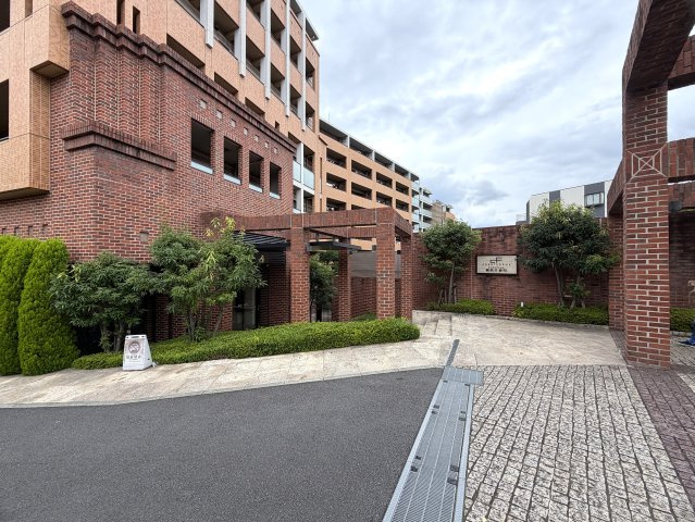 ココはホテルですか！？そう思わせる外観→ロビー→室内と目を奪われる仕様は開いた口が塞がらない。とにかくレベルも高く角部屋特有の恩恵も受けられる『クレストフォルム横浜片倉町』リノベーションの外観|きれいな外観です