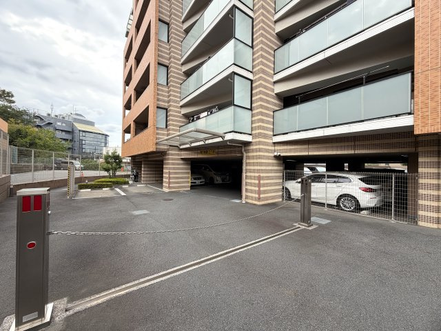 ココはホテルですか！？そう思わせる外観→ロビー→室内と目を奪われる仕様は開いた口が塞がらない。とにかくレベルも高く角部屋特有の恩恵も受けられる『クレストフォルム横浜片倉町』リノベーションの駐車場|カースペースがあります