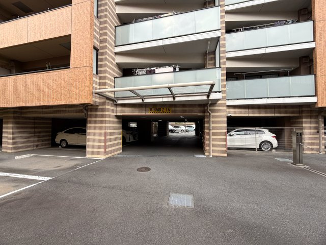 ココはホテルですか！？そう思わせる外観→ロビー→室内と目を奪われる仕様は開いた口が塞がらない。とにかくレベルも高く角部屋特有の恩恵も受けられる『クレストフォルム横浜片倉町』リノベーションの駐車場|駐車場があります