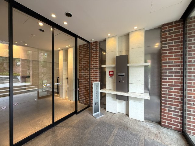 ココはホテルですか！？そう思わせる外観→ロビー→室内と目を奪われる仕様は開いた口が塞がらない。とにかくレベルも高く角部屋特有の恩恵も受けられる『クレストフォルム横浜片倉町』リノベーションのエントランス|建物の内部です