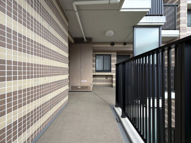 ココはホテルですか！？そう思わせる外観→ロビー→室内と目を奪われる仕様は開いた口が塞がらない。とにかくレベルも高く角部屋特有の恩恵も受けられる『クレストフォルム横浜片倉町』リノベーションの玄関|毎日通る玄関はこちらです