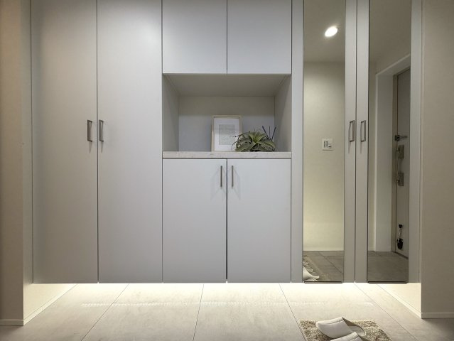 ココはホテルですか！？そう思わせる外観→ロビー→室内と目を奪われる仕様は開いた口が塞がらない。とにかくレベルも高く角部屋特有の恩恵も受けられる『クレストフォルム横浜片倉町』リノベーションの玄関|落ち着いた玄関です