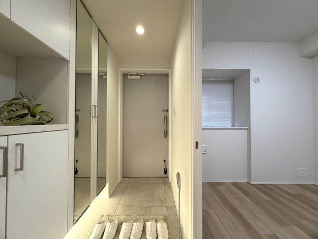 ココはホテルですか！？そう思わせる外観→ロビー→室内と目を奪われる仕様は開いた口が塞がらない。とにかくレベルも高く角部屋特有の恩恵も受けられる『クレストフォルム横浜片倉町』リノベーションの玄関|シンプルで使いやすい玄関です