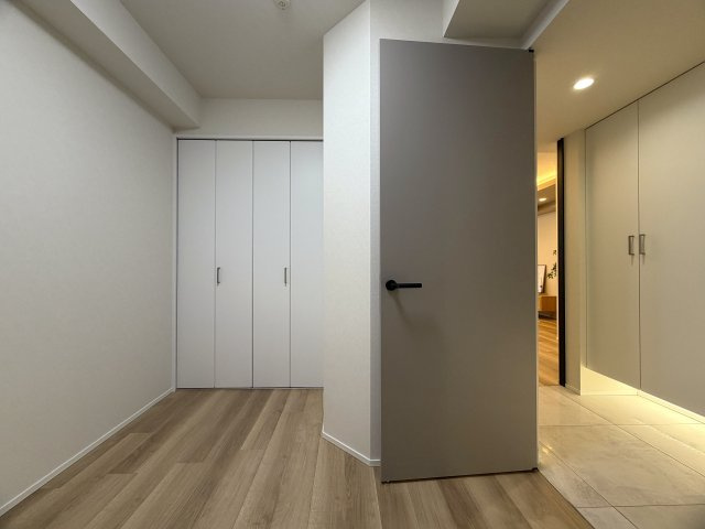 ココはホテルですか！？そう思わせる外観→ロビー→室内と目を奪われる仕様は開いた口が塞がらない。とにかくレベルも高く角部屋特有の恩恵も受けられる『クレストフォルム横浜片倉町』リノベーションの洋室|落ち着いた色調の洋室です
