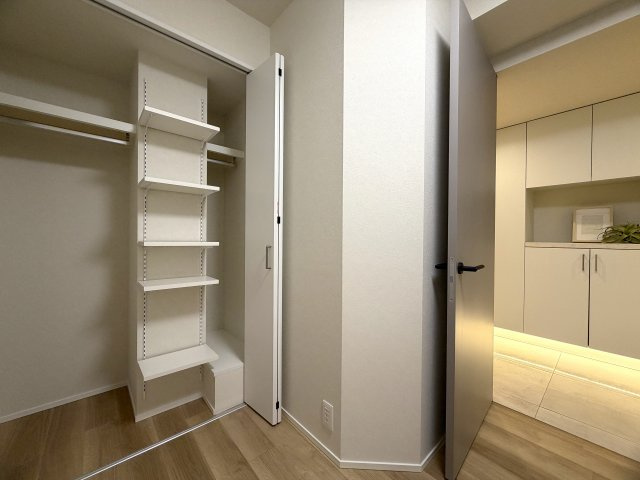 ココはホテルですか！？そう思わせる外観→ロビー→室内と目を奪われる仕様は開いた口が塞がらない。とにかくレベルも高く角部屋特有の恩恵も受けられる『クレストフォルム横浜片倉町』リノベーションの収納|収納スペース豊富です