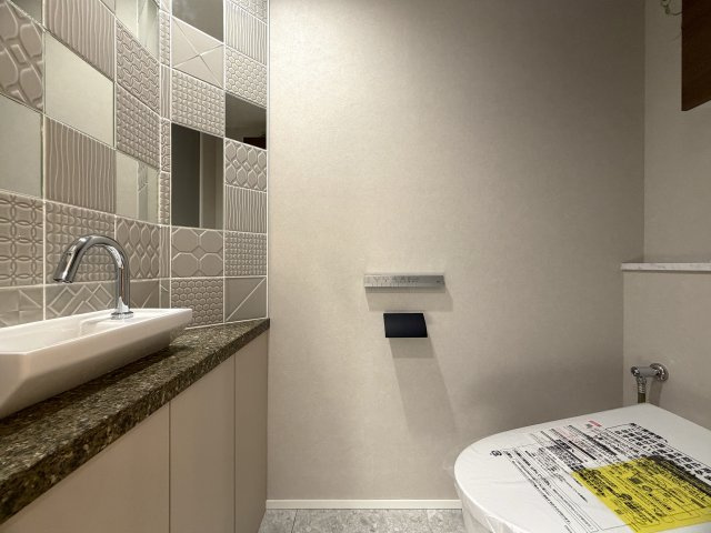 ココはホテルですか！？そう思わせる外観→ロビー→室内と目を奪われる仕様は開いた口が塞がらない。とにかくレベルも高く角部屋特有の恩恵も受けられる『クレストフォルム横浜片倉町』リノベーションのトイレ|ゆったりとした空間のトイレです
