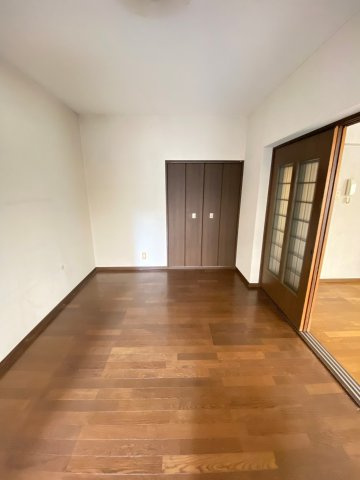 第二湯浅マンションの寝室|洋室6.0帖