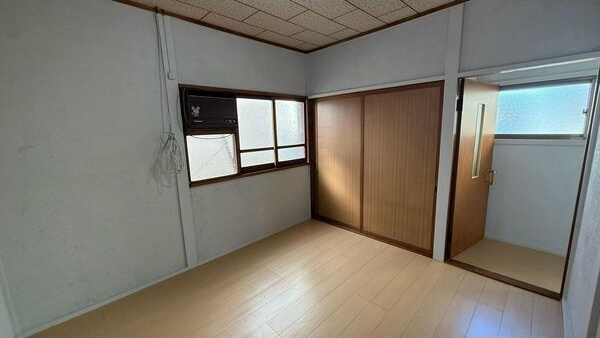 浜田町戸建アパートメントの居間・リビング