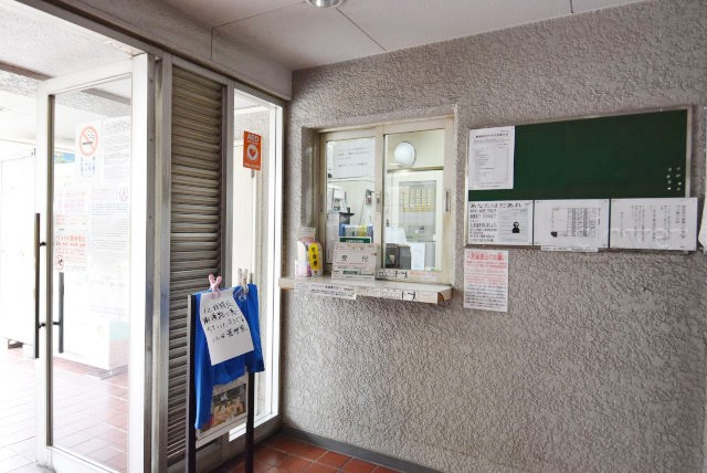 【受付】 | 錦糸町ハイタウン | 管理人さんが勤務する管理室です。マンションに出入りする人たちを見守り、注意を払ってくれています。～即日のご見学可能～　お問合せはお気軽にどうぞ。