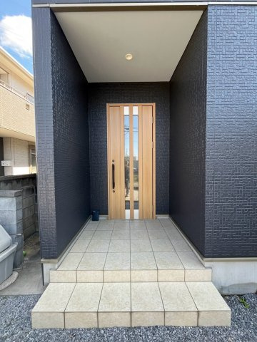 大泉町坂田　中古一戸建ての玄関