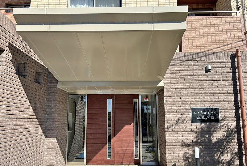 ロイヤルアーク近江八幡フロンテージのエントランス