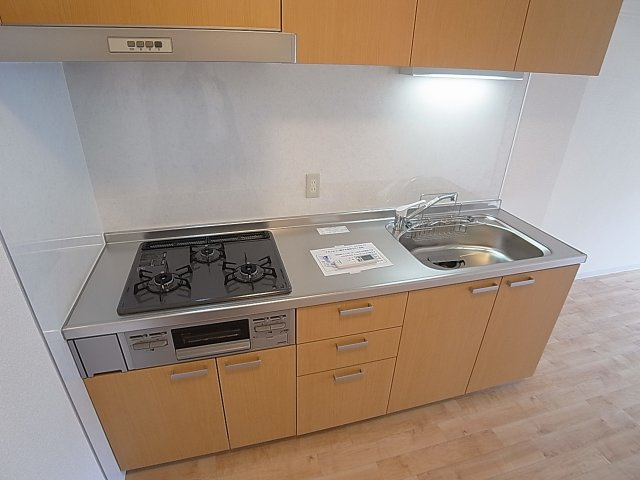 ロイヤルハイツ木戸のキッチン|システムキッチン。ガス3口コンログリル付