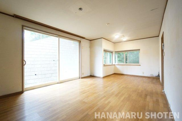 千葉市緑区誉田町中古戸建の居間・リビング|ゆったり過ごせるリビングです
