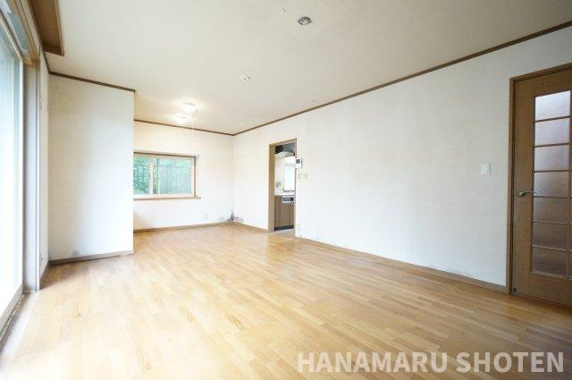 千葉市緑区誉田町中古戸建の居間・リビング|使いやすいリビングです