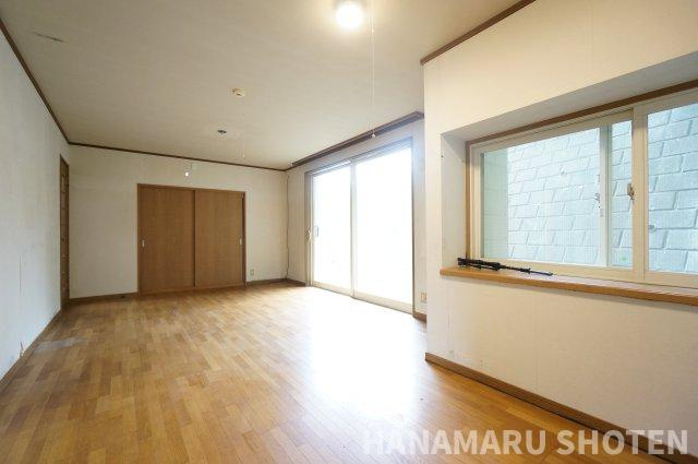 千葉市緑区誉田町中古戸建の居間・リビング|ゆったりとしたリビングです