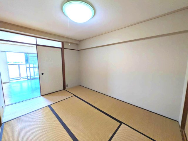 ローレルハイツ宝塚壱号棟の和室|畳の上でゆっくりとくつろげる和室です