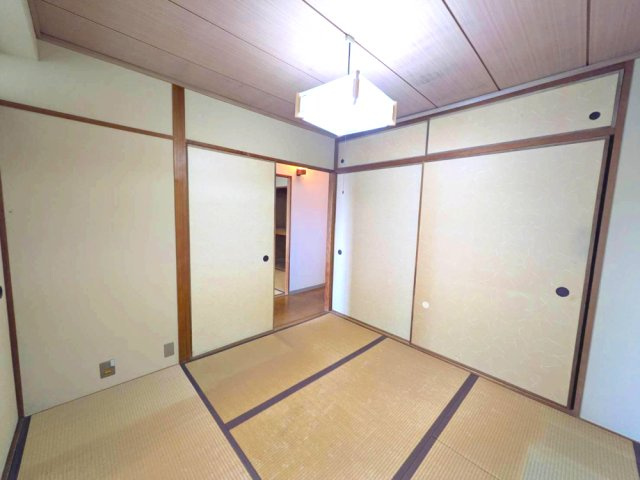 ローレルハイツ宝塚壱号棟の和室|柔らかい畳が心地よい和室