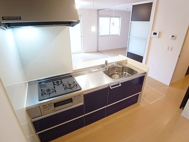栖のキッチン|システムカウンターキッチン、3口ガスコンログリル付き