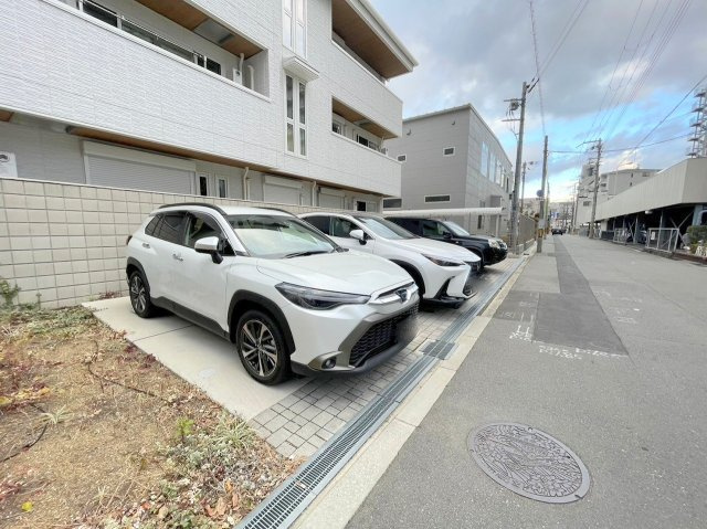 シャーメゾン新大阪Westの駐車場