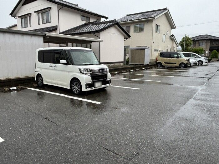 ブルーイースト　Ｂの駐車場