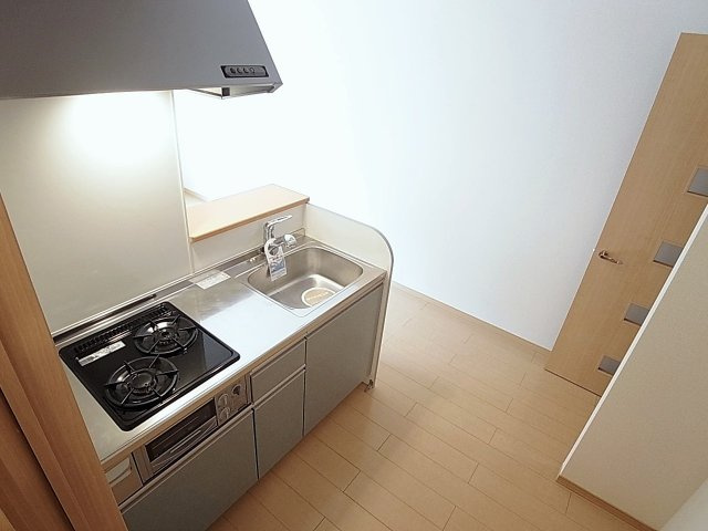 アンソレイエのキッチン|システムカウンターキッチン、2口コンログリル付き