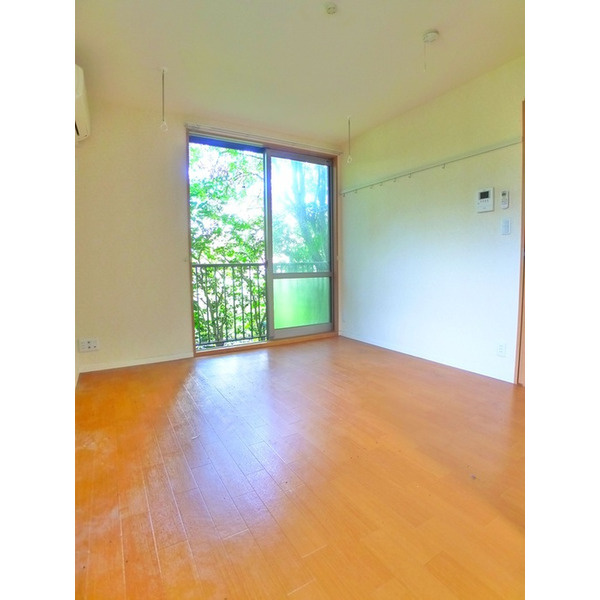 市川市東菅野２丁目のアパートの居間・リビング