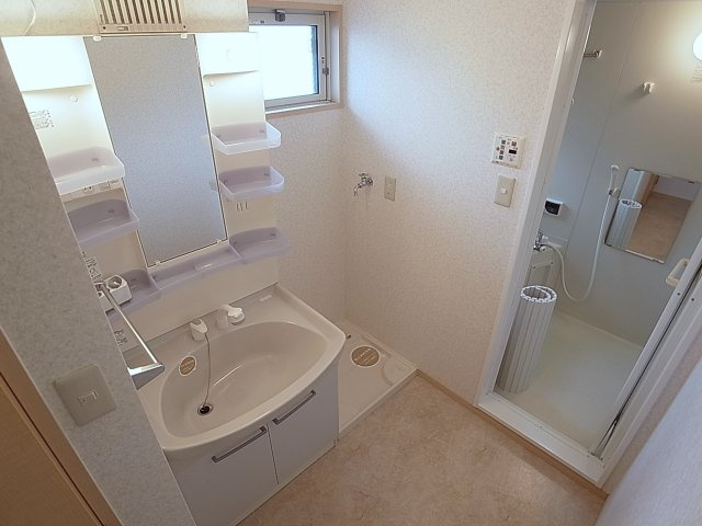 エスペランスの洗面所|シャンプードレッサー、洗面に窓も有ります