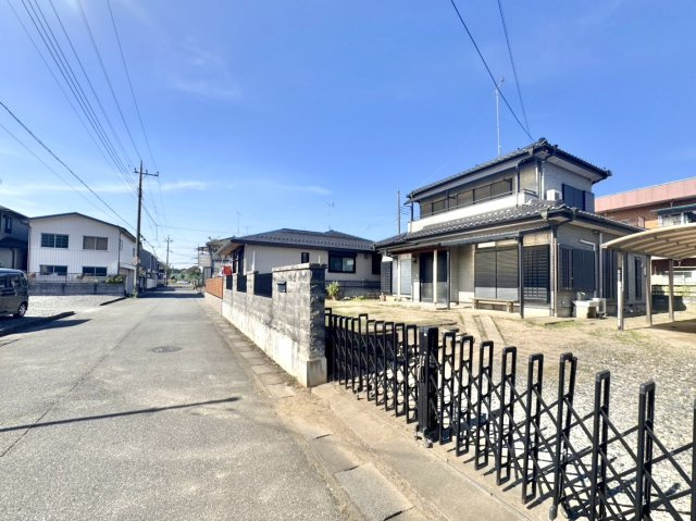 【中古戸建】羽生市東3丁目の外観|■外観｜周囲の見渡しが良く、車の出入りの際も安全確認がしやすいため、小さなお子様がいるご家庭でも安心です♪