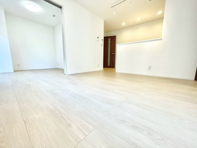 サンハイム大久保の居間・リビング|2026.10.04撮影

現地ご見学希望・資料請求などお気軽にお問い合わせ下さい！
03-5990-5201