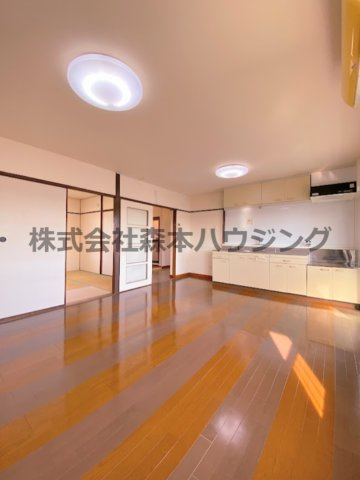 【居間・リビング】 | 　中宮第4住宅74号棟 | こちらのリビングで趣味の時間をお楽しみください