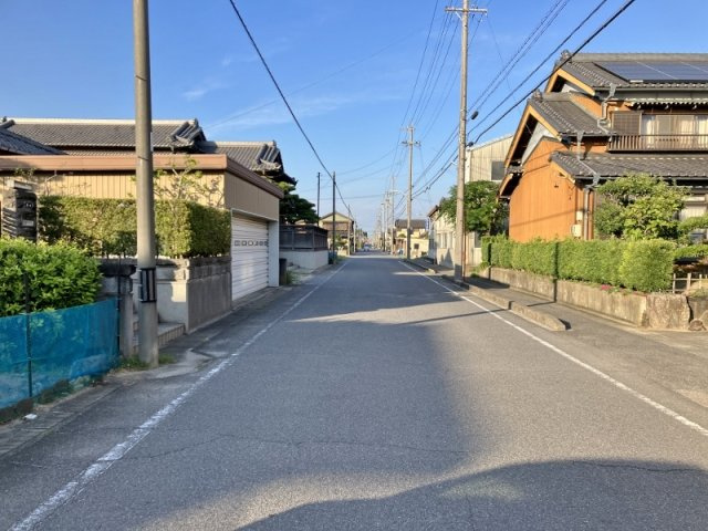 碧南市岬町1棟建ての前面道路含む現地写真|前面道路9ｍ　とっても広いからお車の乗り入れも楽々で安心です♪