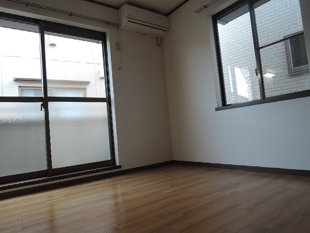 内田マンションの居間・リビング|２Ｆ南西向き　シンプルで家具の配置がしやすい洋室５．５帖